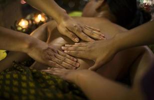 massagem asiática spa tratamento de beleza orgânico natural com pasta de açafrão foto