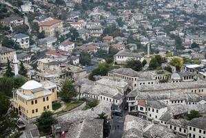 vista da arquitetura histórica do otomano balcânico da cidade de gjirokaster no sul da Albânia foto