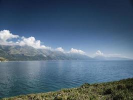 paisagem de praia da costa do mar mediterrâneo ioniano do sul da albânia ao norte de sarande na estrada para vlore foto