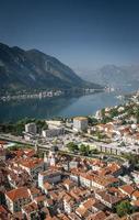 vista da paisagem da cidade velha de kotor e do fiorde dos Bálcãs em montenegro