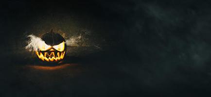 abóbora de halloween com cara assustadora em fundo escuro. 3307337