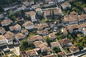 vista dos telhados históricos da cidade velha de berat berati na Albânia
