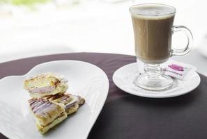 queijo fiambre croissant torrado e café com leite café simples conjunto lanche foto
