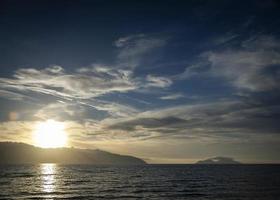 vista do pôr do sol na costa do mar iônico em Sarande, sul da Albânia foto