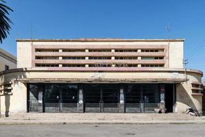 antigo edifício de cinema em art déco colonial italiano na rua Asmara eritreia foto