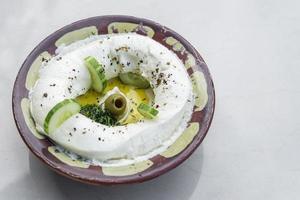 labneh molho de queijo cremoso do Oriente Médio libanês com salgadinhos foto