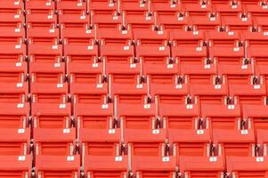 esvaziar laranja assentos às estádio, linhas do assento em uma futebol estádio foto