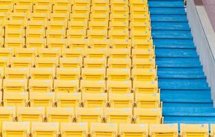 esvaziar amarelo assentos às estádio, linhas do assento em uma futebol estádio, selecione foco foto