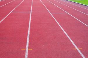 corrida rastrear e verde grama, direto atletismo corrida rastrear às esporte estádio foto