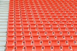 esvaziar laranja assentos às estádio, linhas do assento em uma futebol estádio foto