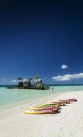 paisagem de praia da costa tropical da ilha de Boracay nas Filipinas foto