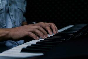 close-up da mão de um artista de música tocando piano foto
