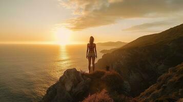 mulher em pé em topo do penhasco às pôr do sol generativo ai foto