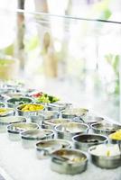 bufê de saladas restaurante de vegetais frescos com buffet foto