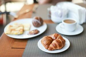 café da manhã dentro a hotel. café da manhã é bufê estilo. croissants e café foto