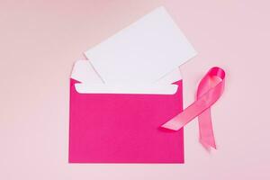 fita rosa em fundo colorido. símbolo do mês de conscientização do câncer de mama. conceito de saúde da mulher. promoção de campanha de combate ao câncer. foto
