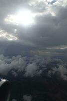 branco nuvens contra a azul céu visto a partir de a voar a partir de a janelas do a avião foto