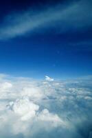 branco nuvens contra a azul céu visto a partir de a voar a partir de a janelas do a avião foto