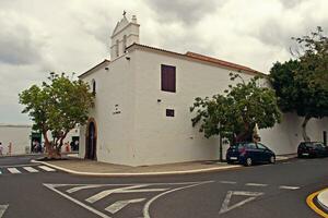 cenário com a da cidade característica branco edifícios a partir de a espanhol ilha do Lanzarote em uma caloroso verão dia foto