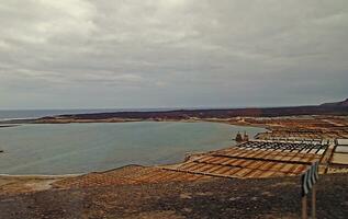 original Salinas de a oceano em a ilha do Lanzarote dentro a canário ilhas foto