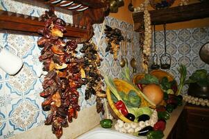 fresco bio saudável legumes colocada dentro uma Sombrio Antiguidade colonial cozinha dentro Espanha foto