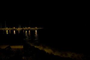 noite panorama em a espanhol ilha do tenerife com a oceano dentro a fundo foto