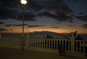 pitoresco oceano panorama com a configuração Sol dentro uma tropical país durante verão feriados foto