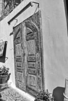 de madeira porta dentro a histórico grego Cidade do lindos dentro Grécia em uma feriado dia foto