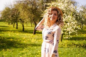 mulher sorridente de verão com chapéu de palha no parque foto