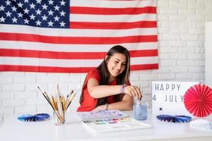 linda mulher desenhando uma ilustração em aquarela para a independência foto