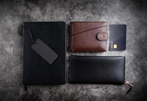 caderno preto, carteiras, cartões de crédito e etiqueta de preço em branco vista superior foto