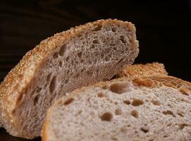 cortar pão do pão e peças do pão em uma de madeira fundo. ciabatta pão. foto