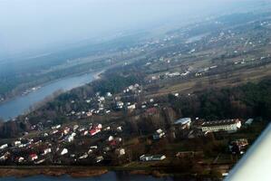 interessante panorama a partir de a janela do voando baixo aviões em a vistula rio dentro Polônia perto Varsóvia Europa foto