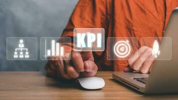 kpi chave desempenho indicador o negócio e industrial análise conceito, pessoa mão tocante kpi ícone em virtual tela. foto