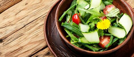 Primavera salada com dentes de leão foto