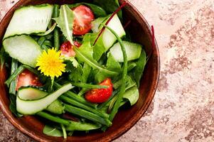 Primavera salada com dentes de leão foto