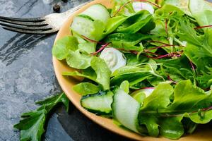 salada com misturar salada folhas foto