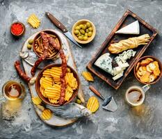 enorme conjunto do lanches para Cerveja foto