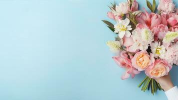 mão segurando uma delicado ramalhete do Rosa rosas e flores contra uma suave azul fundo. generativo ai foto