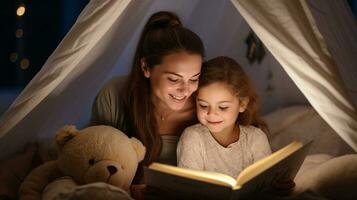 mãe e filha compartilhar uma concurso momento lendo juntos debaixo uma acolhedor improvisado barraca, iluminado suavemente de ambiente luzes. generativo ai foto