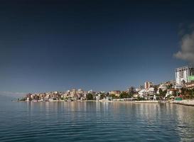 vista da cidade resort de praia de Sarande na costa sul da Albânia foto