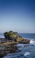 pura tanah lot famoso templo balinês marco na costa da ilha de bali, indonésia, ao pôr do sol foto