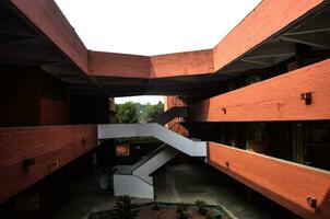 tradicional estilo escadas estrutura entre dois edifícios dentro Bangladesh agricultura universidade. 3d obra de arte foto