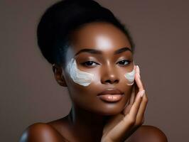 africano mulher usando cuidados com a pele produtos. levando face creme para Aplique em facial pele foto