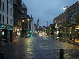 Alto rua às noite dentro Dundee foto