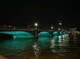 casas do parlamento e Westminster ponte às noite dentro Londres foto