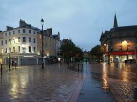 Alto rua às noite dentro Dundee foto