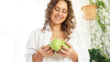 mulher sênior com maçãs. dieta. estilo de vida saudável. foto
