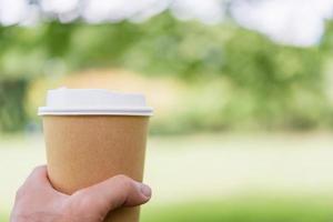 fechar a mão do homem segurando a xícara de café. foto