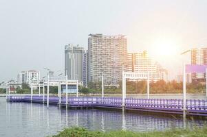 roxa e branco ponte construído dentro a água dentro a parque foto